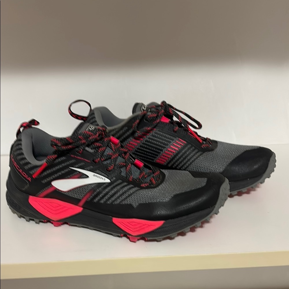 Brooks Woman’s gray and pink  Running Shoes